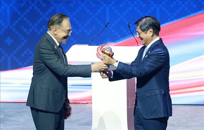 Tổng thống Philippines Ferdinand Marcos Jr. tiếp nhận vai trò Chủ tịch ASEAN 2026 của Philippines từ Thủ tướng Malaysia Anwar Ibrahim, Chủ tịch ASEAN 2025. Ảnh: TTXVN