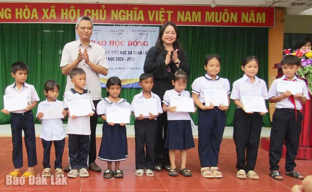 Tổng Biên tập Báo và Phát thanh, Truyền hình Đắk Lăk Đào Phạm Hoàng Quyên, Bí thư Đảng ủy xã Xuân Lãnh Trần Quốc Huy trao học bổng cho học sinh Trường tiểu học Xuân Lãnh 2.