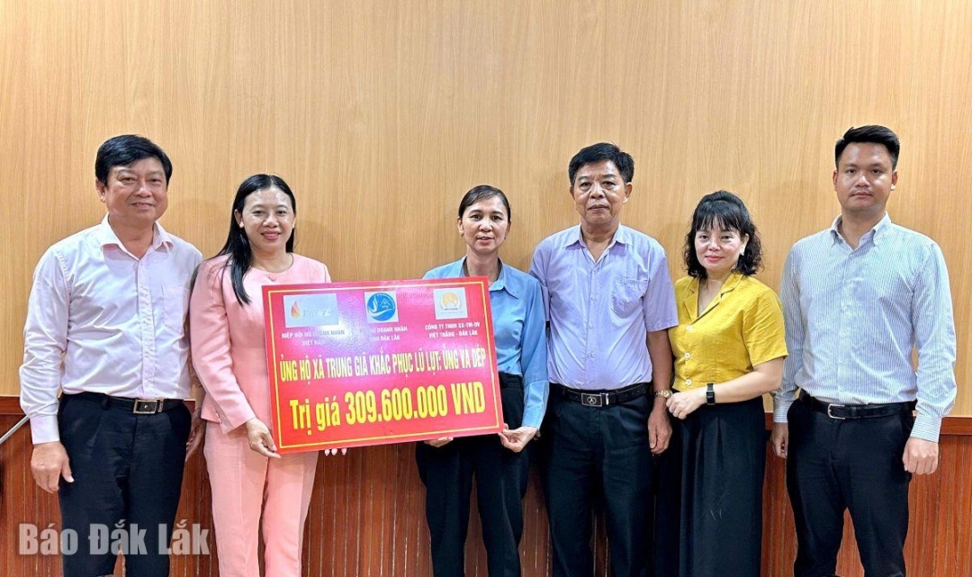 Doanh nghiệp trao hiện vật 