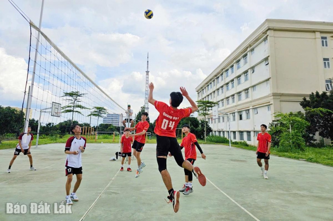 Hấp dẫn môn bóng chuyền nam tại hội thao. Ảnh: Văn Duy