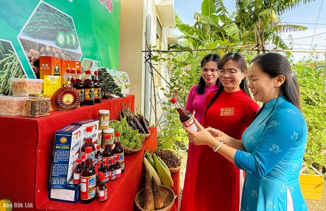 Các đại biểu xem gian hàng trưng bày sản phẩm đặc trưng của địa phương.