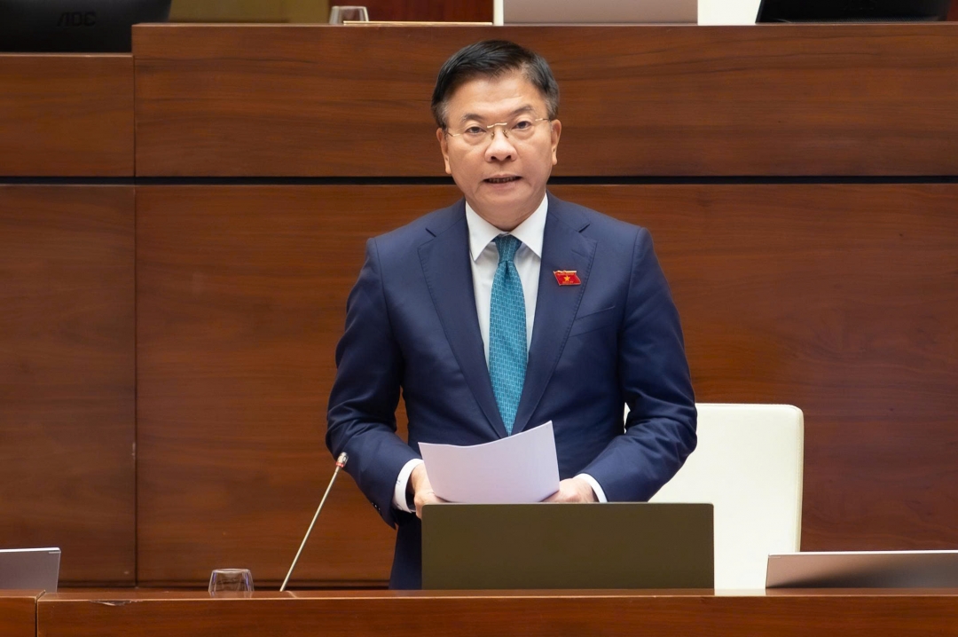 Phó Thủ tướng Chính phủ Lê Thành Long phát biểu làm rõ vấn đề các ĐBQH quan tâm. Ảnh: quochoi.vn