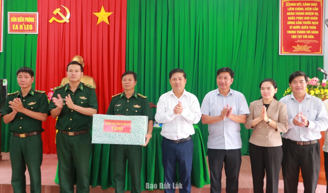Ủy viên dự khuyết Trung ương Đảng, Bí thư Tỉnh ủy Lương Nguyễn Minh Triết tặng quà cho Đồn Biên phòng Ea H’Leo.
