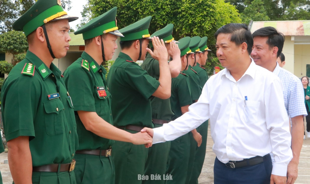 Ủy viên dự khuyết Trung ương Đảng, Bí thư Tỉnh ủy Lương Nguyễn Minh Triết thăm hỏi các chiến sĩ.