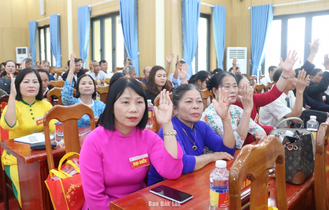 Đại biểu dự đại hội biểu quyết hiệp thương cử Ủy ban MTTQ Việt Nam xã khóa I.