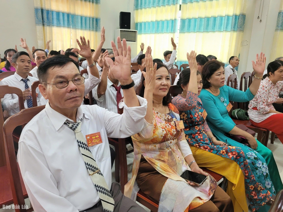 Đại biểu dự đại hội biểu quyết hiệp thương cử Ủy ban MTTQ Việt Nam phường Bình Kiến khóa I.