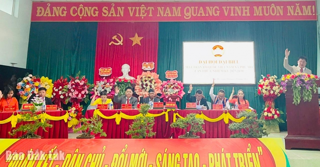 Đại biểu dự đại hội biểu quyết hiệp thương cử Ủy ban MTTQ Việt Nam xã Phú Mỡ khóa I.