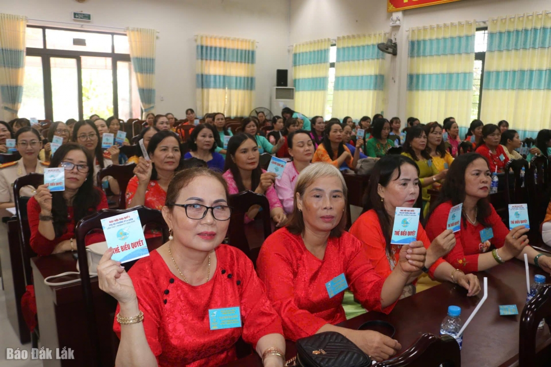Các đại biểu tham dự biểu quyết thông qua nội dung, chương trình đại hội.