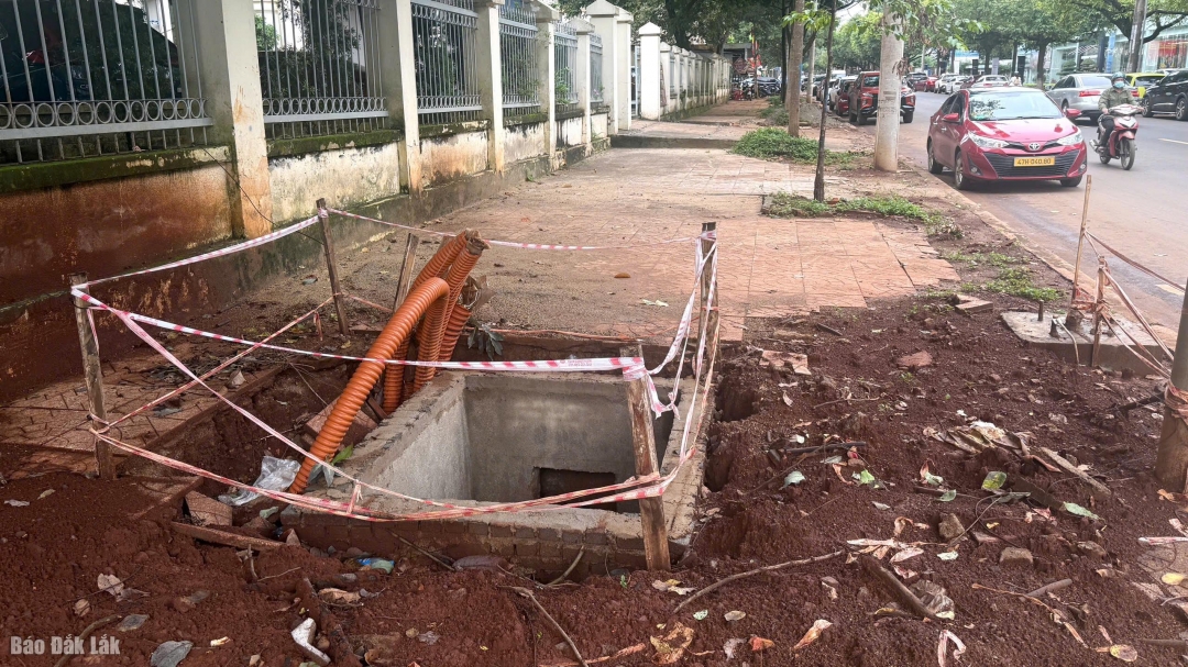 Một đoạn trên tuyến đường Trường Chinh (Phường Buôn Ma Thuột) đang được hiện chỉ thi công hạ tầng ngầm, tạm dừng lát đá vỉa hè.