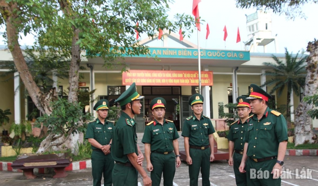 Chính ủy Bộ CHQS tỉnh Đinh Văn Hưng trò chuyện cùng cán bộ, chiến sĩ Đồn Biên phòng Bo Heng.
