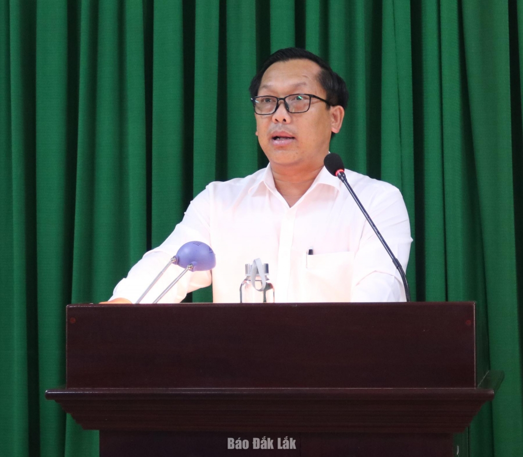 Phó Bí thư Đảng ủy chuyên trách Đảng ủy Các cơ quan Đảng tỉnh Bun Thó Lào phát biểu khai mạc lớp bồi dưỡng.