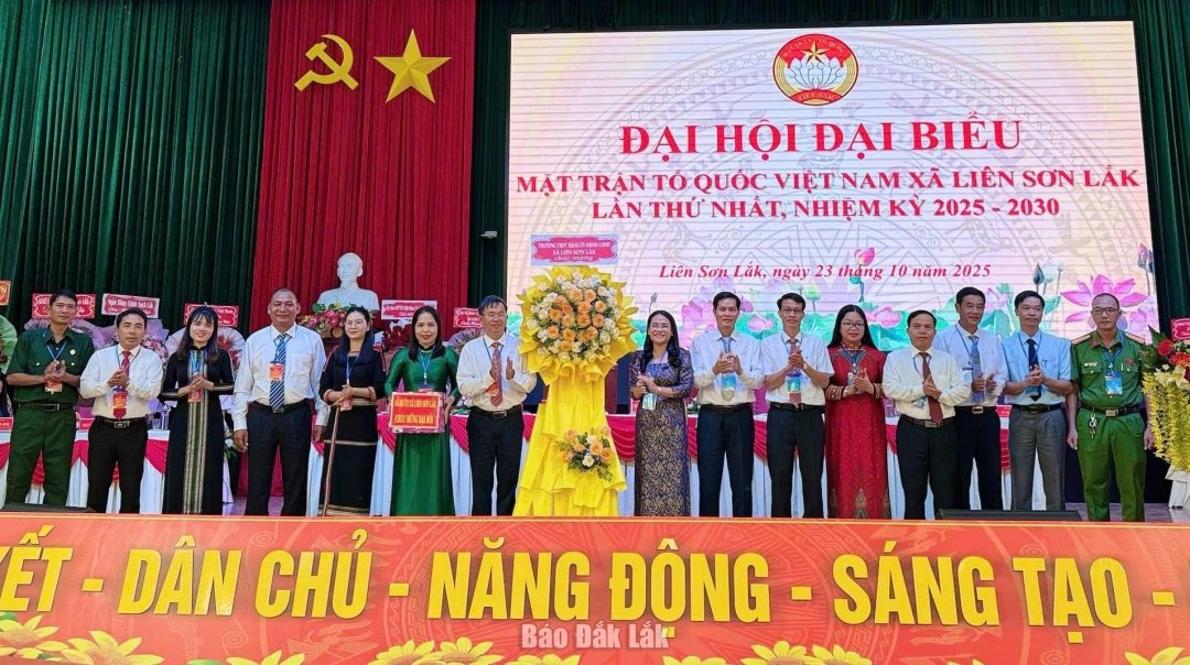 Lãnh đạo xã Liên Sơn Lắk tặng hoa chúc mừng đại hội MTTQ xã.