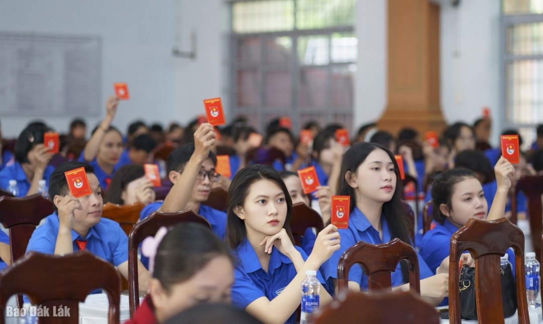 Đại biểu biểu quyết thông qua dự thảo Nghị quyết đại hội.