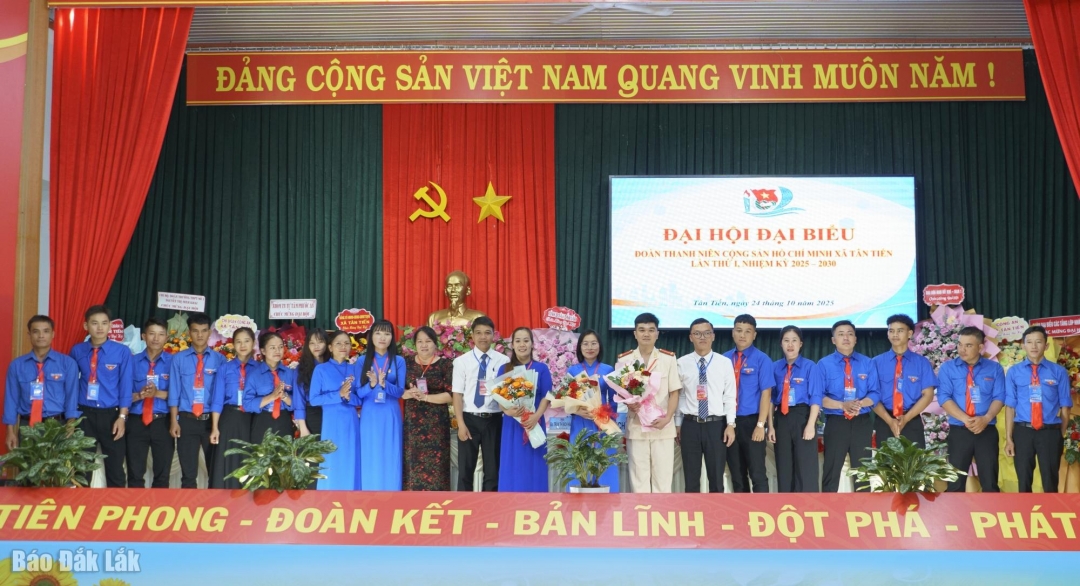 Ban Chấp hành Đoàn xã Tân Tiến khóa I, nhiệm kỳ 2025 - 2030 ra mắt đại hội.