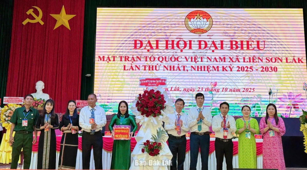 Phó Chủ tịch MTTQ Việt Nam tỉnh, Chủ tịch Liên đoàn Lao động tỉnh Lê Văn Thành tặng hoa chúc mừng đại hội.