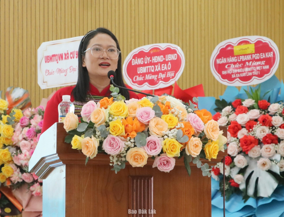Chủ tịch Ủy ban MTTQ Việt Nam xã Ea Kar Vũ Thị Mai Anh phát biểu nhận nhiệm vụ.