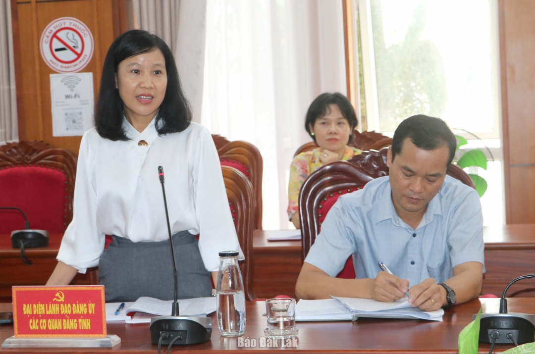 Phó Bí thư chuyên trách Đảng ủy các cơ quan Đảng tỉnh Lê Thị Kim Cương phát biểu tại hội nghị.