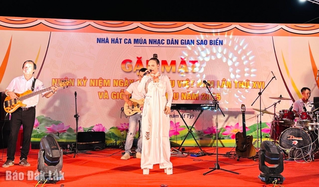 Ca sĩ Mỹ Như trình bày ca khúc “Ngọn lửa Cao nguyên” tại buổi gặp mặt.