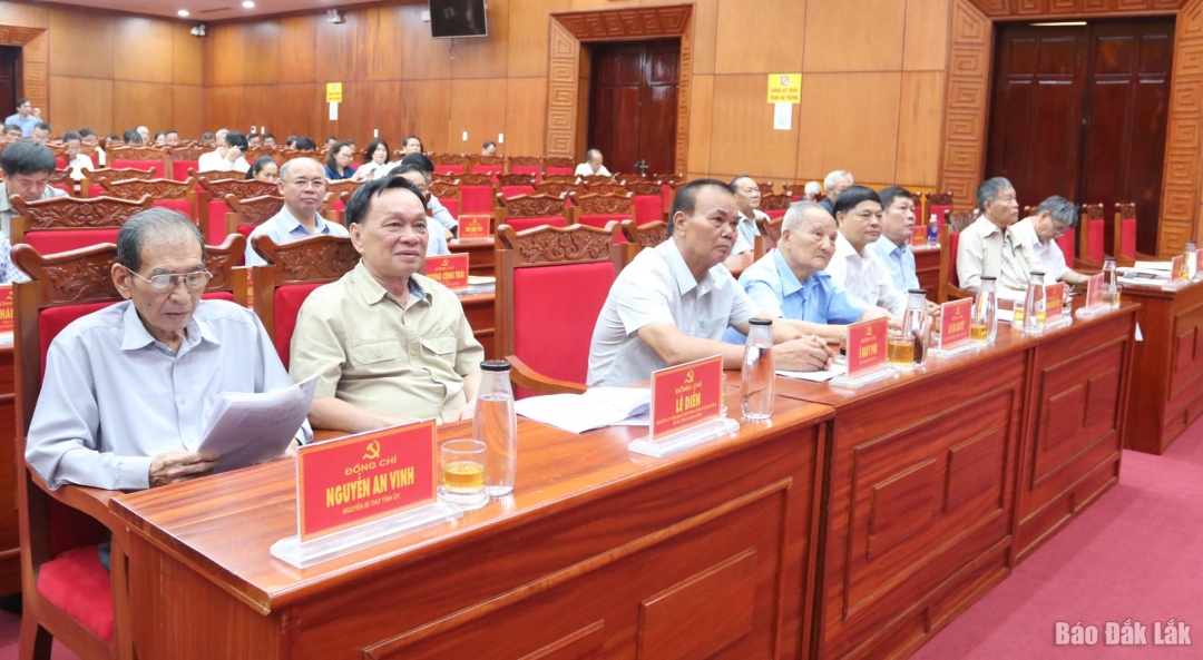 Các đồng chí nguyên lãnh đạo tỉnh qua các thời kỳ dự hội nghị tại điểm cầu Tỉnh ủy.