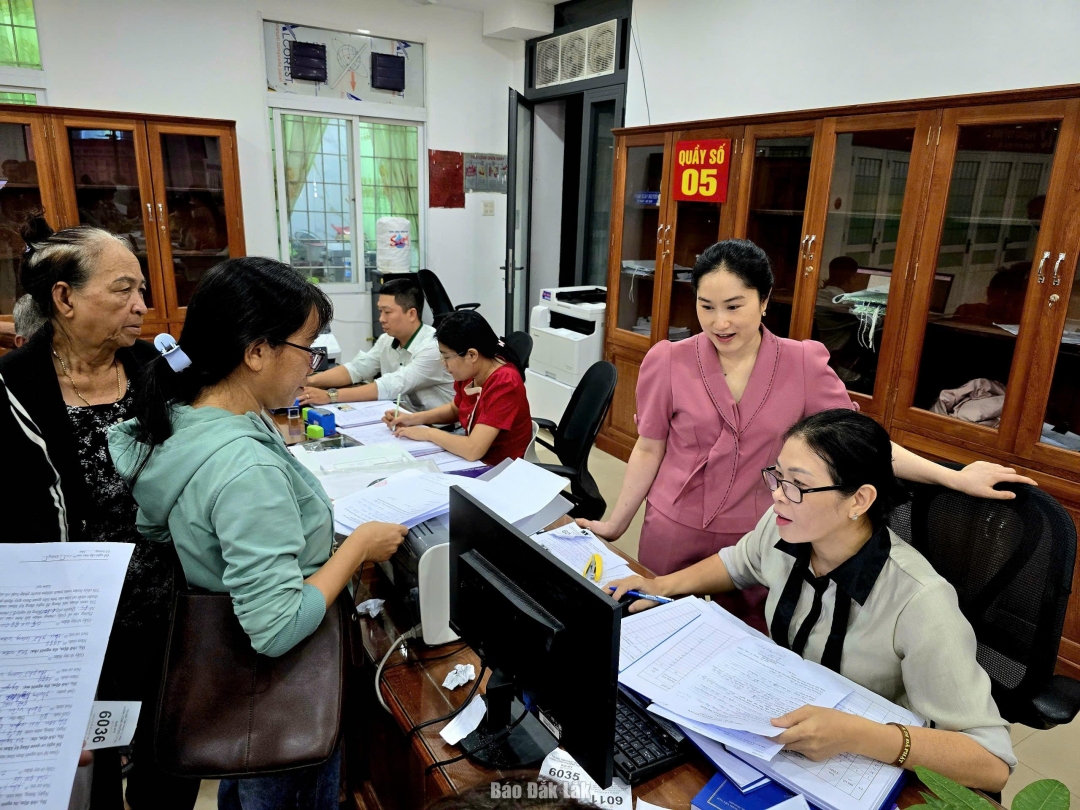 Cán bộ Trung tâm Phục vụ hành chính công phường Tuy Hòa giải quyết thủ tục hành chính cho người dân.