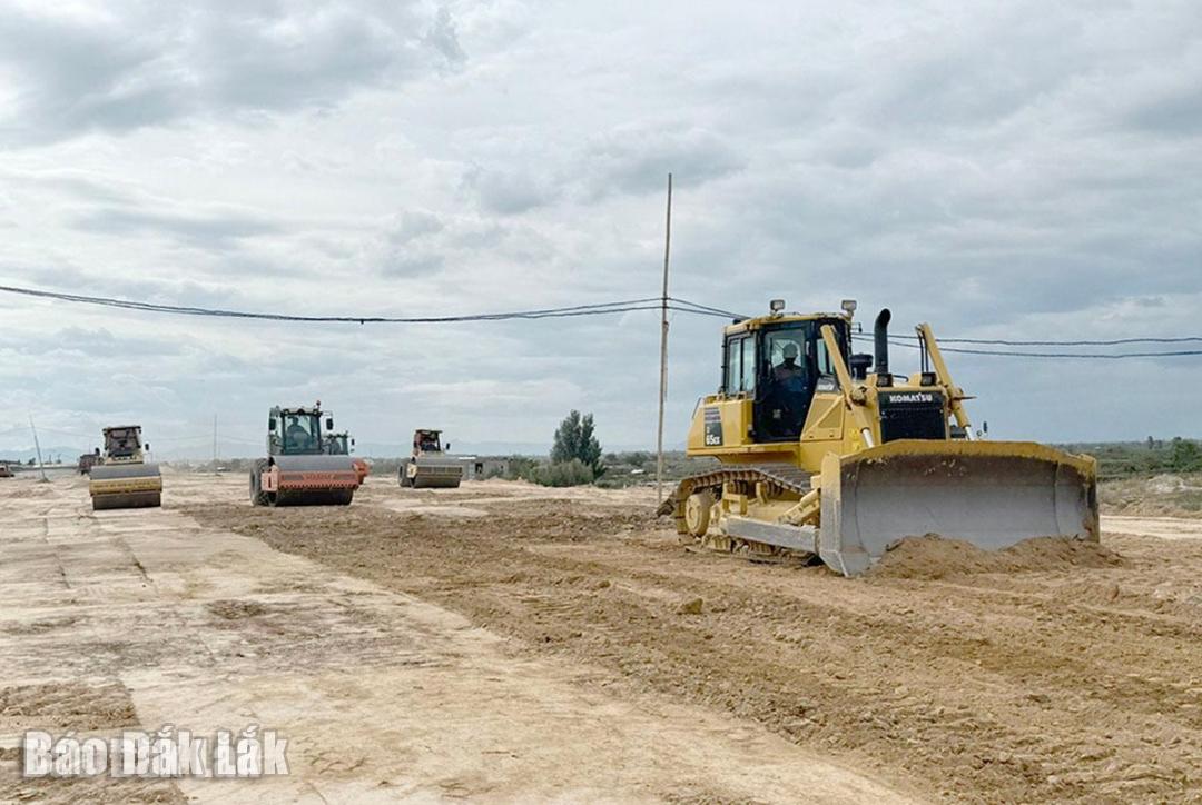Nhà thầu đang đẩy nhanh tiến độ thi công tuyến đường giao thông từ Cảng Bãi Giốc (Khu kinh tế Nam Phú Yên) kết nối Quốc lộ 1 đi Khu kinh tế Vân Phong (tỉnh Khánh Hòa). Ảnh: N.Thanh