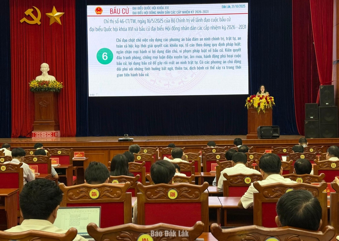 Quang cảnh hội nghị tại hội trường Tỉnh ủy.