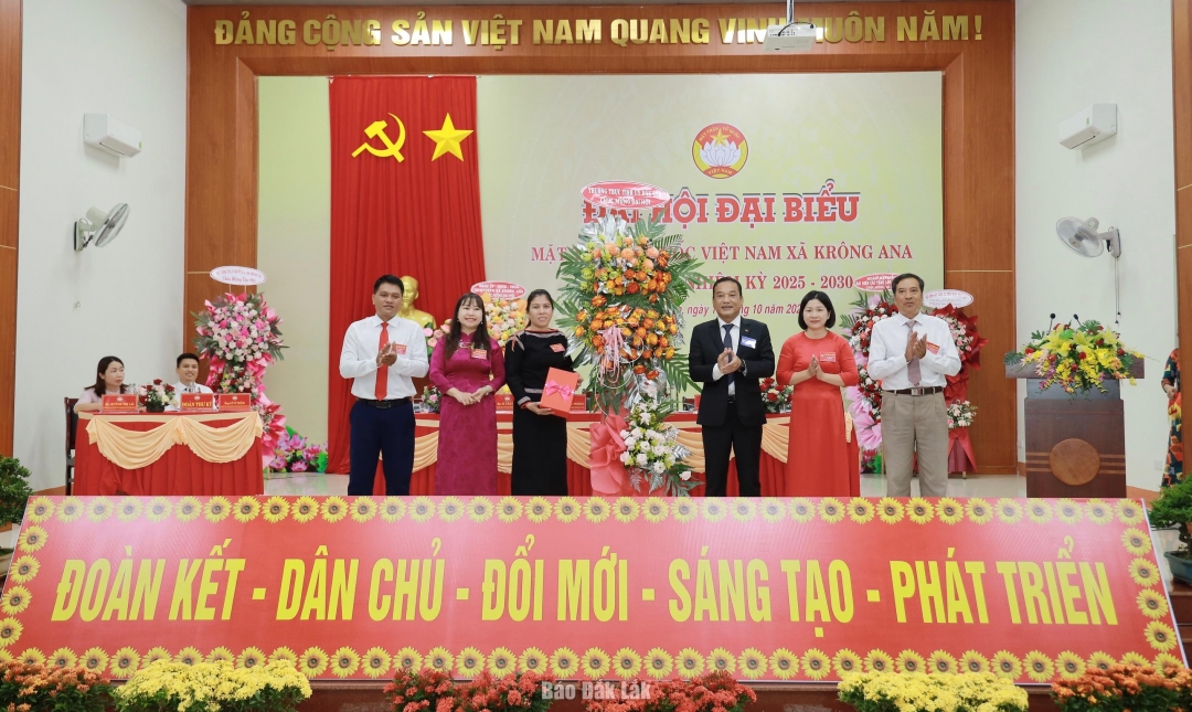 Phó Bí thư Tỉnh ủy, Chủ tịch Ủy ban MTTQ Việt Nam tỉnh Y Giang Gry Niê Knơng tặng hoa chúc mừng đại hội.
