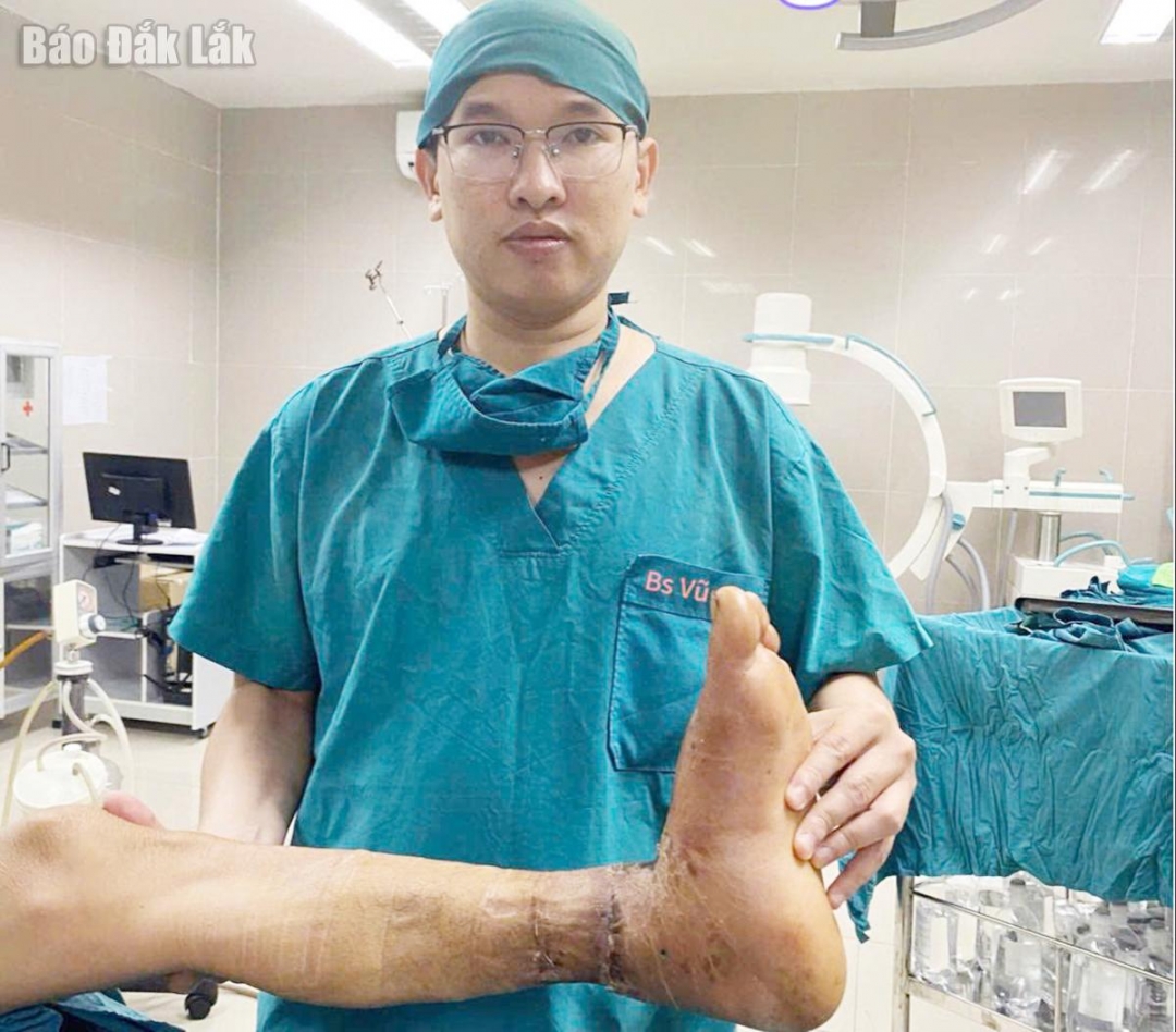 Bàn chân của bệnh nhân được nối liền sau 3 giờ phẫu thuật.