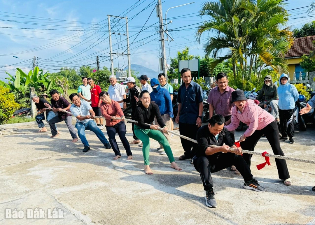 Liên quân Chi hội Nông dân Ân Niên, Đông Bình, Đông Phước đạt giải nhất kéo co nam-nữ.