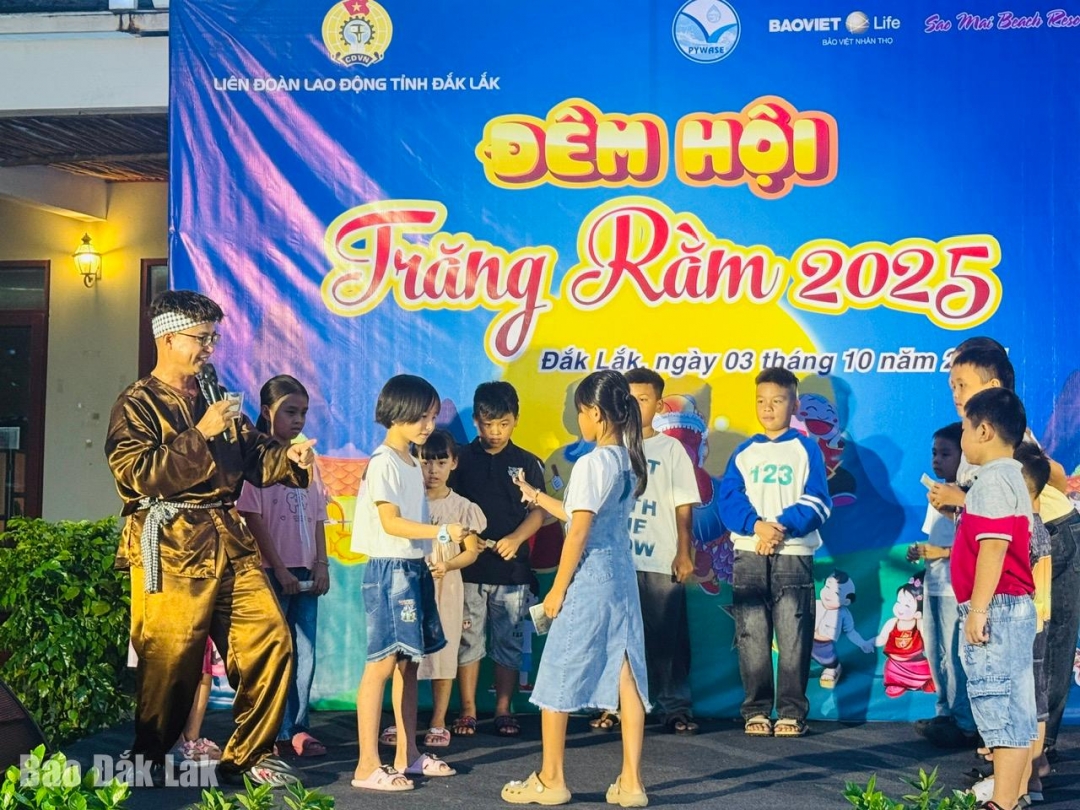 Các cháu thiếu nhi được chơi các trò chơi dân gian cùng chị Hằng và chú Cuội.