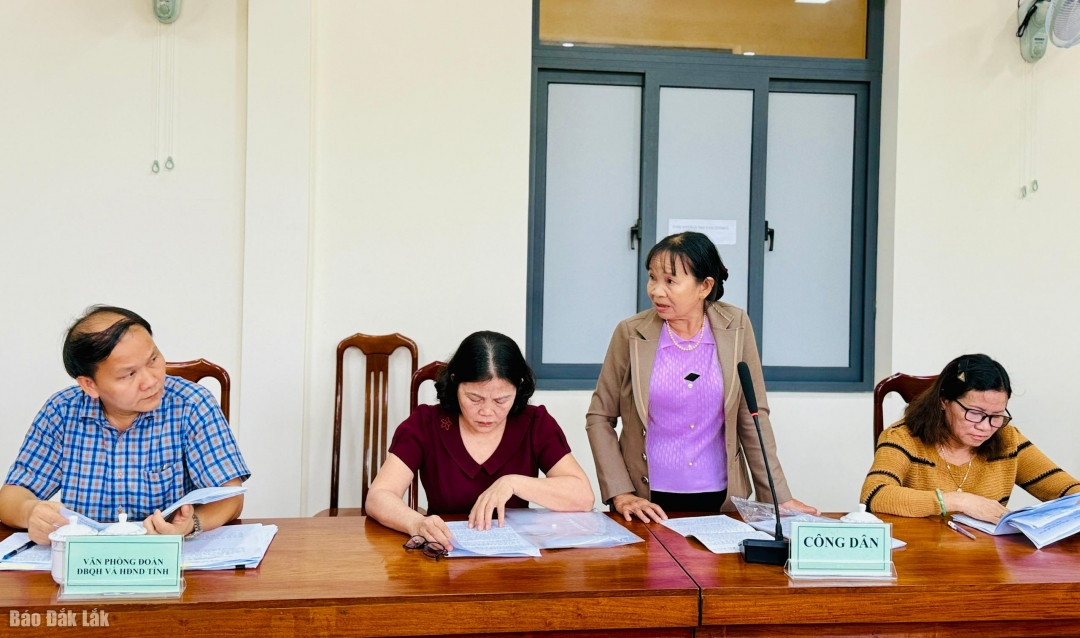 Công dân kiến nghị tại buổi tiếp công dân.