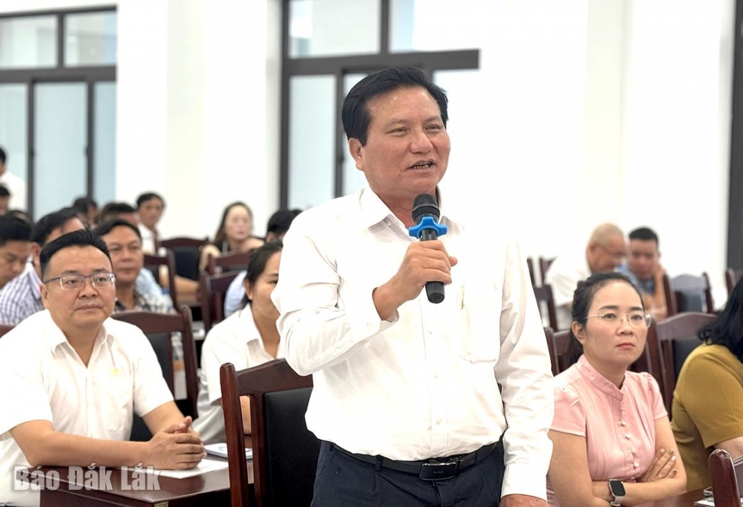 Ông Nguyễn Tấn Thuần, Phó Tổng Giám đốc Công ty Cổ phần Cấp thoát nước Phú Yên phát biểu tại hội nghi.