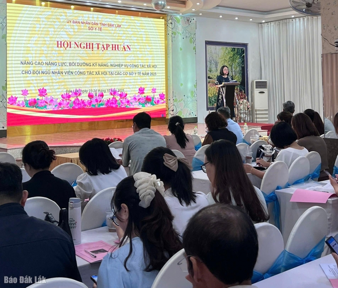 Phó Giám đốc Sở Y tế Đắk Lắk Phạm Thị Minh Hiền phát biểu tại lớp học.