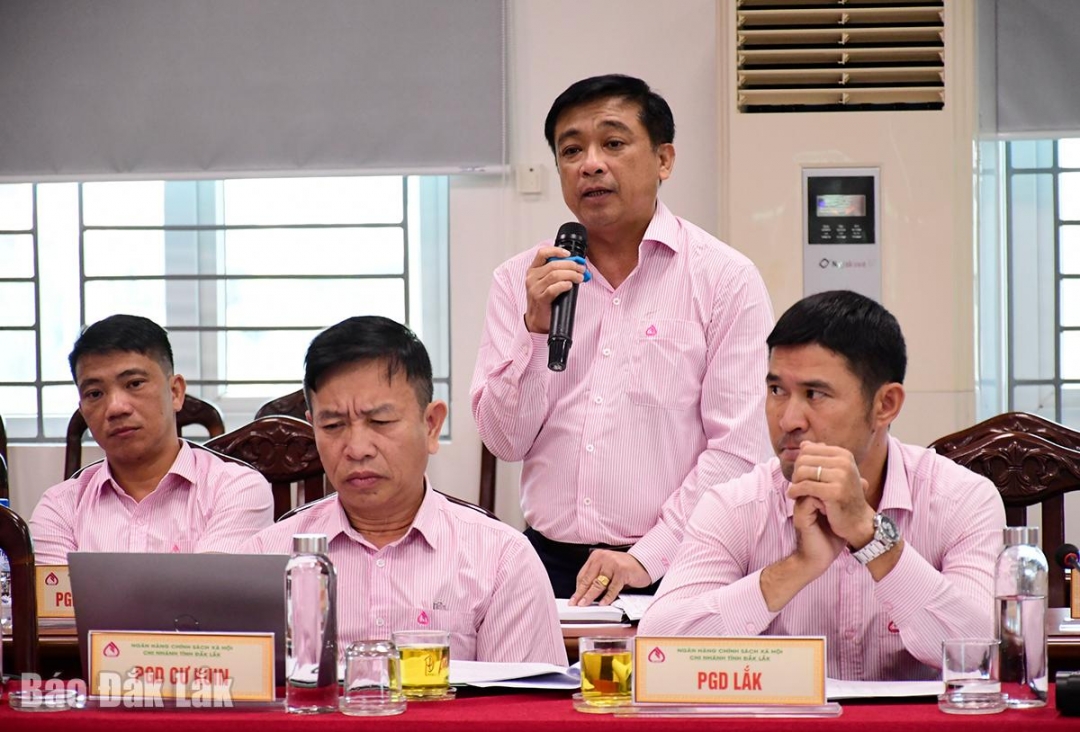 Đại diện Phòng Giao dịch Ngân hàng Chính sách xã hội Cư Mgar phát biểu tại hội nghị.