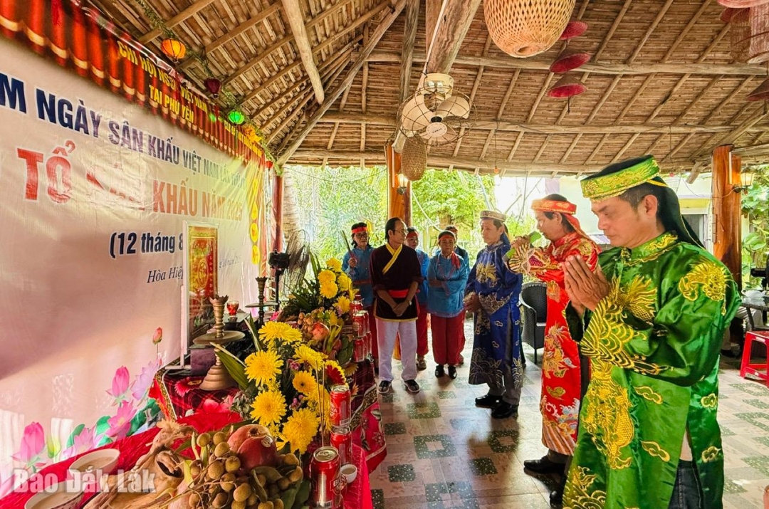 Các nghệ sĩ thực hiện nghị thức cúng tổ nghiệp.