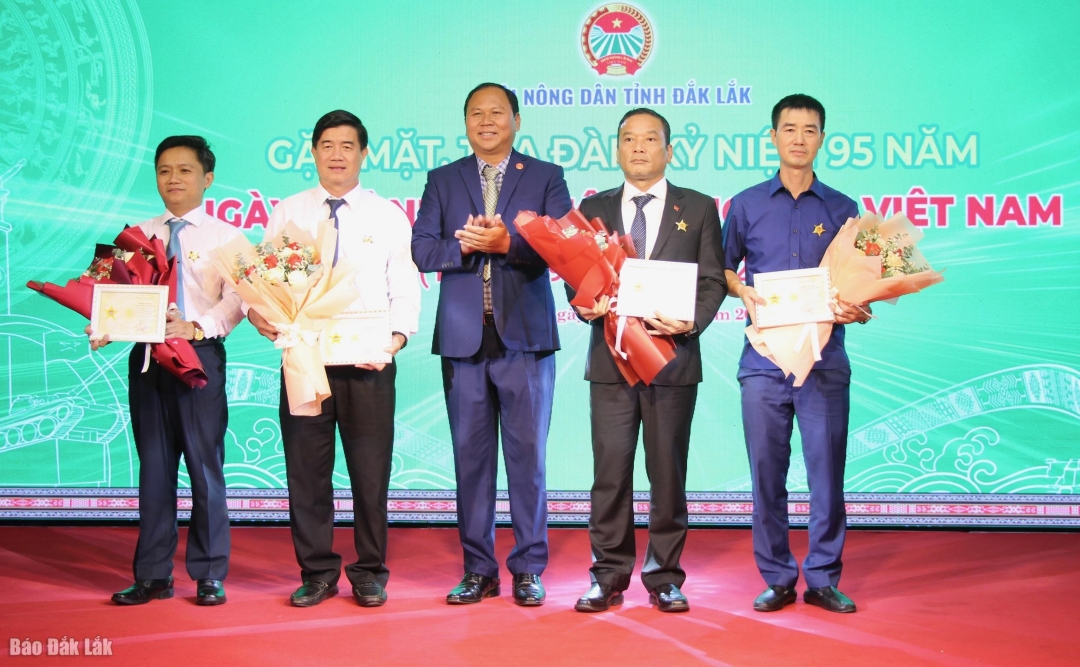 Thừa ủy quyền của Trung ương Hội Nông dân Việt Nam, đại diện Hội Nông dân tỉnh đã trao tặng Kỷ niệm chương “Vì giai cấp nông dân Việt Nam” cho các cá nhân tiêu biểu. Ảnh: V.Anh

