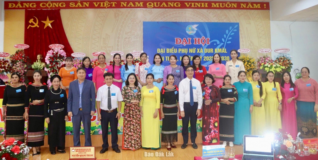 Đại diện Hội LHPN tỉnh và lãnh đạo xã Dur Kmăl chúc mừng Ban Chấp hành Hội LHPN xã Dur Kmăl khóa I.