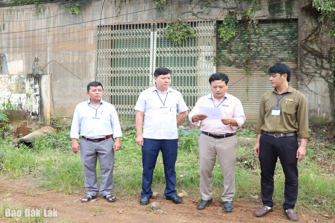 ông Phạm Văn Thái, Phó Chủ tịch UBND phường Thành Nhất, Trưởng Ban thực hiện cưỡng chế đã công bố Quyết định của Chủ tịch UBND phường Thành Nhất về việc thu hồi đất