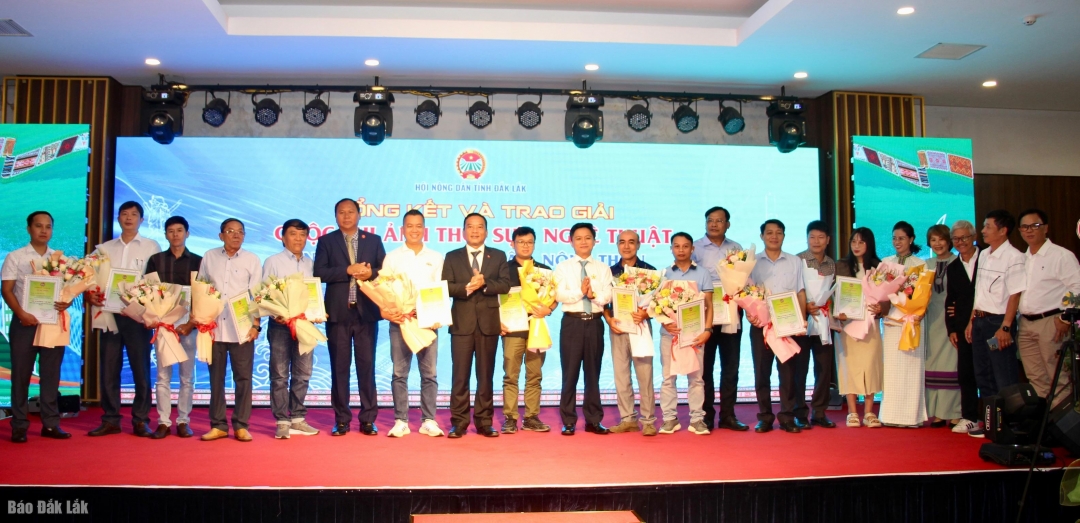 Phó Bí thư Tỉnh ủy, Chủ tịch Ủy ban MTTQ Việt Nam tỉnh Y Giang Gry Niê Knơng cùng lãnh đạo Hội Nông dân tỉnh trao giải cho các tác giả có tác phẩm đoạt giải.