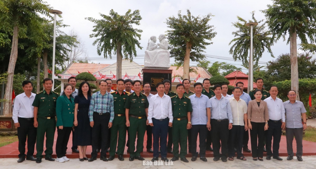 Đồng chí Lương Nguyễn Minh Triết cùng các đại biểu và cán bộ, chiến sĩ Đồn Biên phòng Ea H’Leo.
