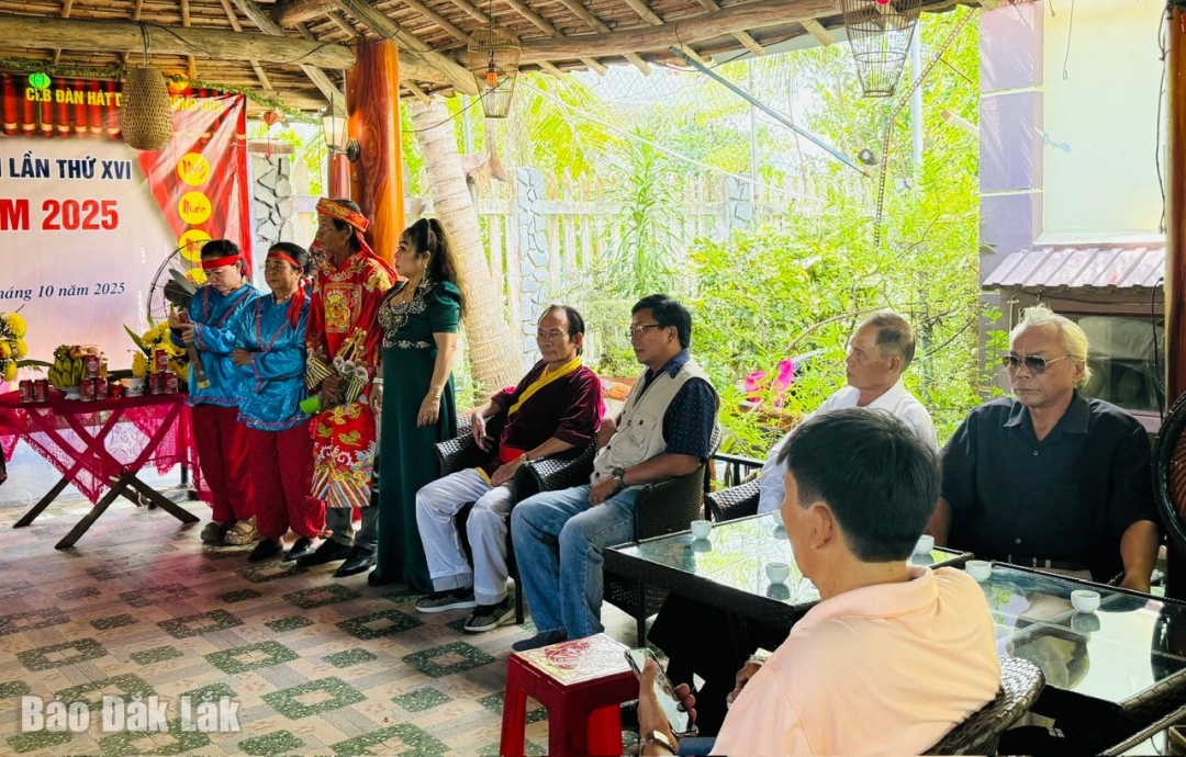 Các đại biểu tham dự tại buổi lễ.
