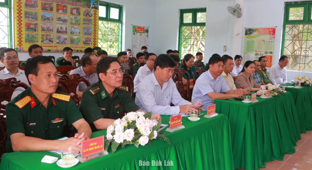 Các đại biểu dự buổi làm việc.