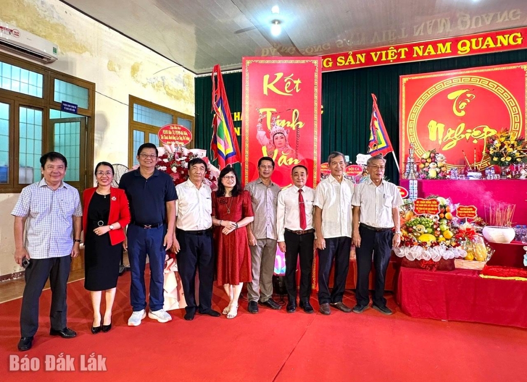 Các đại biểu tham dự chụp hình lưu niệm tại lễ kỷ niệm.