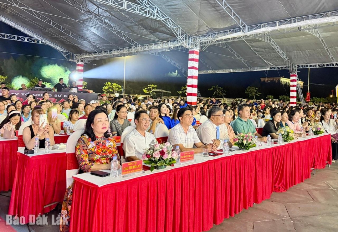 Các đại biểu tham dự chương trình.