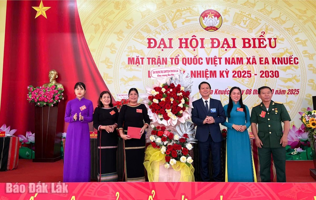 Phó Chủ tịch Ủy ban MTTQ Việt Nam tỉnh, Bí thư Tỉnh đoàn Lương Minh Tùng tặng hoa chúc mừng đại hội.
