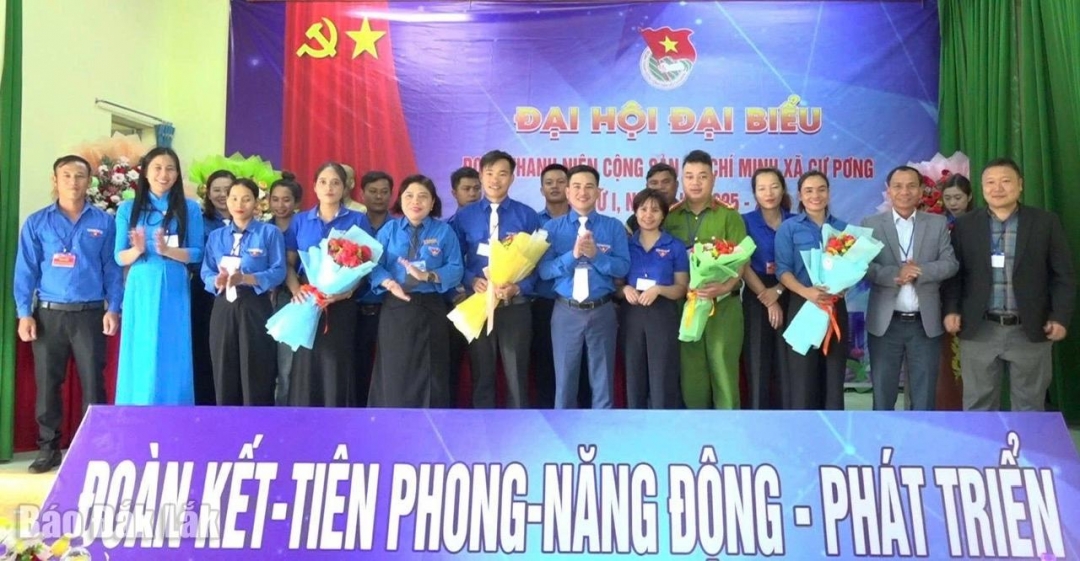  lãnh đạo xã   tặng hoa, chúc mừng Ban Chấp hành Đoàn xã nhiệm kỳ 2025-2030