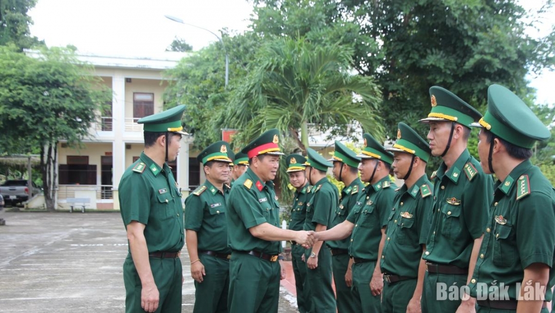 Đoàn công tác đến thăm, làm việc với Đồn Biên phòng Cửa khẩu Đắk Ruê.