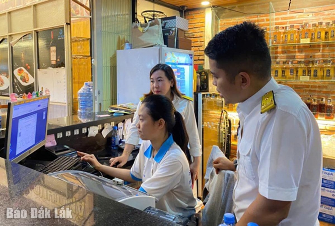Cán bộ thuế hỗ trợ người nộp thuế về hóa đơn điện tử 