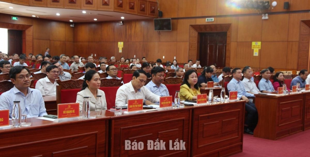 Các đại biểu tham dự gặp mặt, tọa đàm.