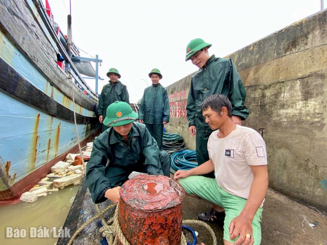 Cán bộ biên phòng hướng dẫn ngư dân neo buộc tàu thuyền an toàn tránh bão.